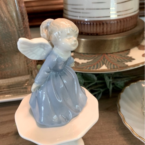 Vintage Lefton Blue & White Porcelain Kissing Angel Bell~Christmas~farmhouse - Picture 3 of 6